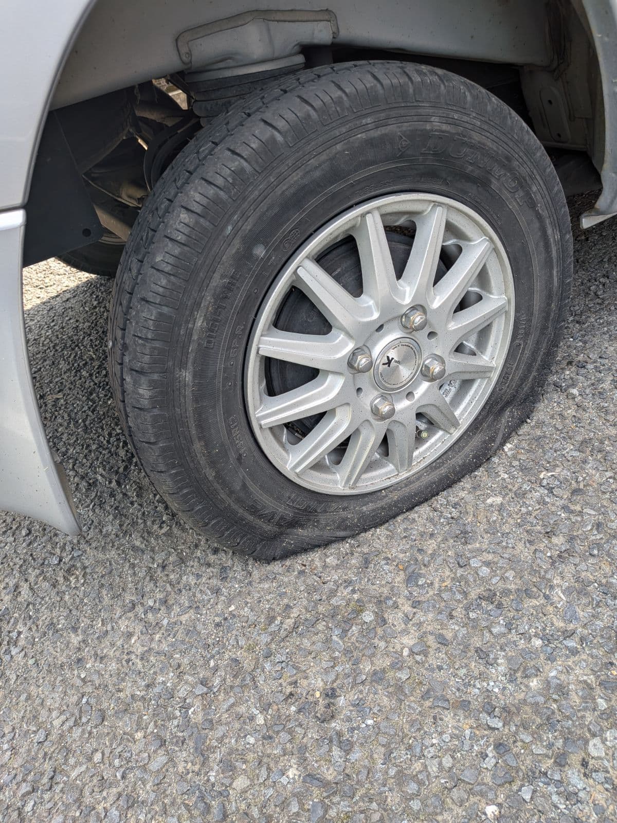 群馬県高崎市での三菱 ミニキャブのパンク・タイヤトラブル救援の様子